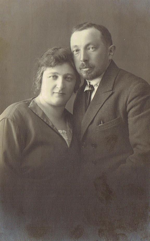 Faiga and her husband Yirmiyahu Rabinpwitz, Lublin, Poland, early 1930's