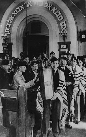 יעקב טננבאום בבית הכנסת של הגימנסיה היהודית, דברצן, הונגריה, שנות ה-1920
