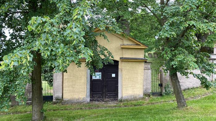 שער בית הקברות היהודי, ריכנוב נאד קניז'נו, צ'כיה, 2023