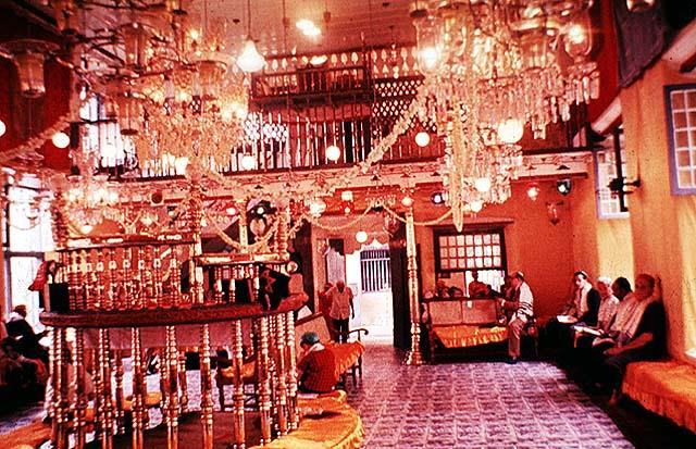 Interior of the Paradesi Synagogue, Cochin, India 1971. Photo: Dan Kala. The Oster Visual Documentation Center, ANU – Museum of the Jewish People. Courtesy of Dan Kala, Israel