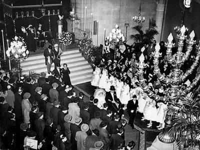 The wedding ceremony of Denise and Raoul Lokiec. Synagogue of Bordeaux, 1960’s. The Oster Visual Documentation Center, ANU – Museum of the Jewish People. Courtesy of Sarah Cohen, France