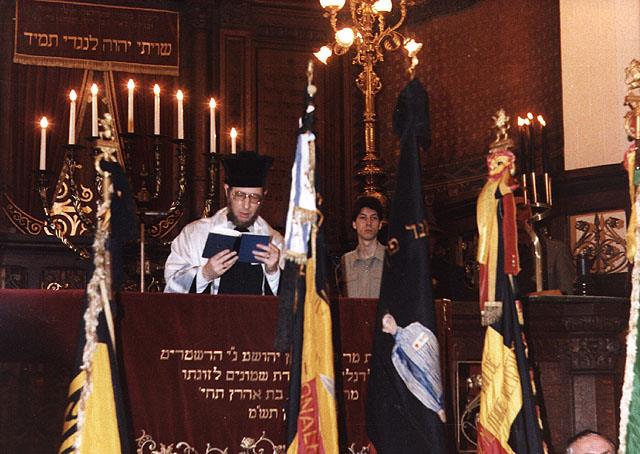 טקס לציון 41 שנה למרד גיטו וארשה בבית הכנסת הגדול. בריסל, בלגיה, 1984