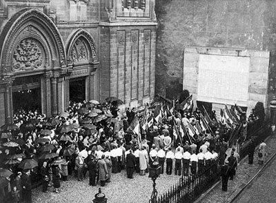 Unveiling the plaque in memory of Holocaust victims. Synagogue of Bordeaux, 1949. The Oster Visual Documentation Center, ANU – Museum of the Jewish People. Courtesy of Sarah Cohen, France