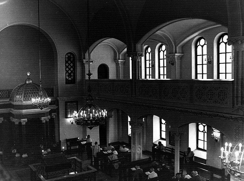 Interior of the Nozyk Synagogue, Warsaw, 1984 Photo: Gustaw Russ. The Oster Visual Documentation Center, ANU - Museum of the Jewish People. Courtesy of Gustaw Russ, Poland