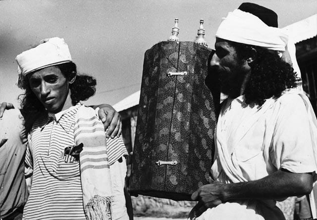 עולים מתימן עם ספר תורה, עדן, אוגוסט 1949