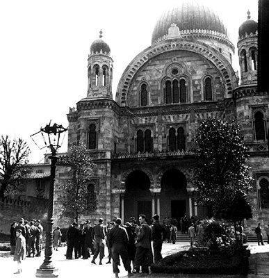 Jewish Soldiers from Eretz-Israel in front of the Great Synagogue of Florence, Italy, 1945. Photo: Josef Michlin. The Oster Visual Documentation Center, ANU – Museum of the Jewish People. Courtesy of Joseph Michlin, Israel  