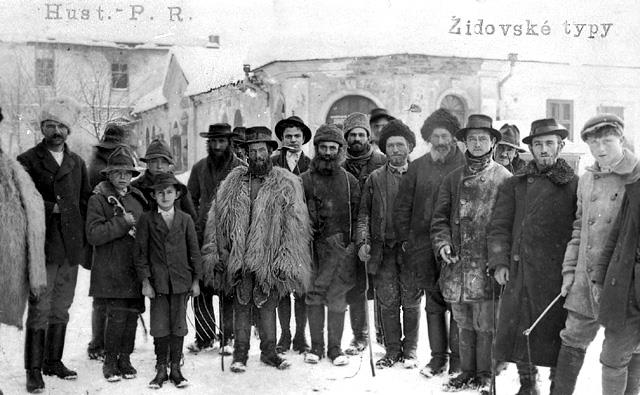 קבוצת יהודים בהוסט, צ'כוסלובקיה, 1910 בקירוב
