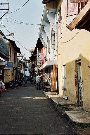 “The Jewish Street” leading to Paradesi. Synagogue, Cochin, India 2004. Photo: Ruthi Porter, Israel. The Oster Visual Documentation Center, ANU – Museum of the Jewish People. Courtesy of Ruthi Porter, Israel