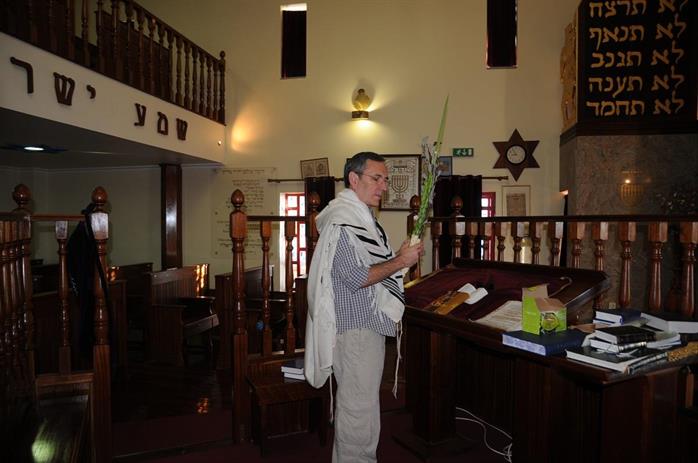 יעקב בריל מברך על הלולב והאתרוג בבית הכנסת "בית אליהו", בלמונטה, פורטוגל, סוכות 2009 יעקב בריל מברך על הלולב והאתרוג בבית הכנסת "בית אליהו", בלמונטה, פורטוגל, סוכות 2009