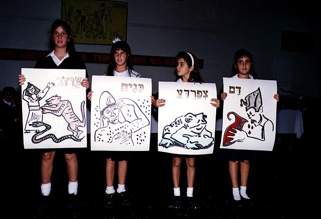 סדר פסח בבית הספר העברי, מונטווידאו, אורוגוואי, 1989