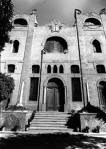 מראה מבחוץ של בית הכנסת הקראי בקהיר, מצרים, 1979
