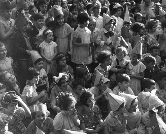 ילדים צופים בתהלוכת העדלאידע, תל אביב, ישראל, שנות ה-1950 ילדים צופים בתהלוכת העדלאידע, תל אביב, ישראל, שנות ה-1950