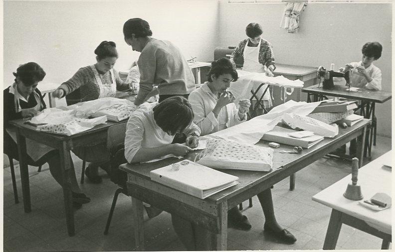 נערות בשיעור תפירה, ירושלים, ישראל, שנות ה-1960