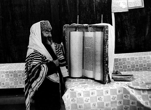 קריאת התורה בבית כנסת בוכרי, סמרקנד, אוזבקיסטן (בריה"מ), 1976