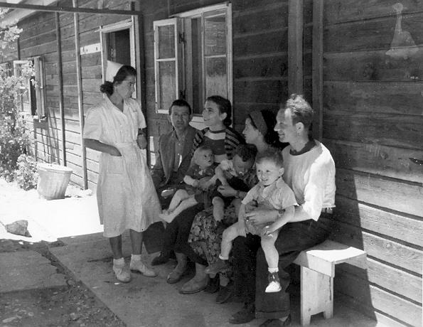 עולים חדשים בכניסה למרפאה, ישראל, שנות ה- 1950