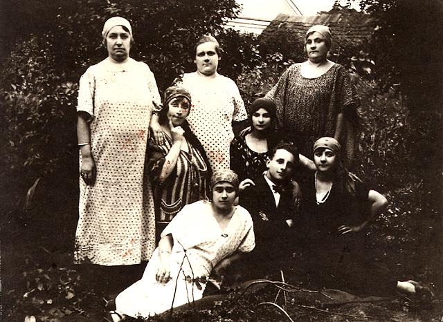 Tobe Bornsztajn her daughters and friends. Minsk Poland 1925
