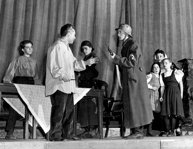 סצינות ממחזה על מלחמת העולם השניה, ארה"ב 1950 בקירוב סצינות ממחזה על מלחמת העולם השניה, ארה"ב 1950 בקירוב