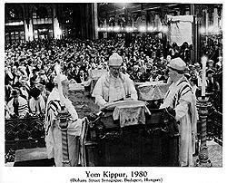 Yom Kippur in the Dohány Street Synagogue, 1980. The Oster Visual Documentation Center, ANU – Museum of the Jewish People