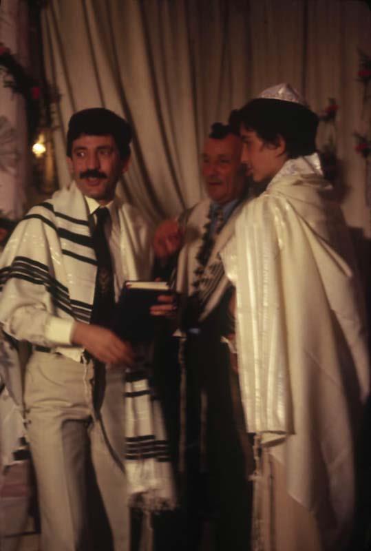 טקס בר מצווה בבית הכנסת "נפוצות ישראל", גיברלטר, שנות ה- 1970