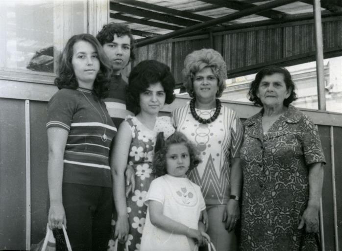 משפחת לוסוס יופה עם ג'ניה אקבס, פלאנגה, ליטא, 1973 משפחת לוסוס יופה עם ג'ניה אקבס, פלאנגה, ליטא, 1973