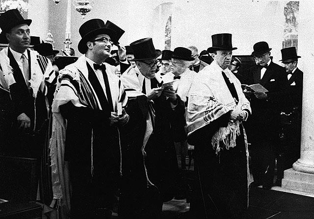 תפילה חגיגית בבית הכנסת 'שער השמיים', גיברלטר, יוני 1969