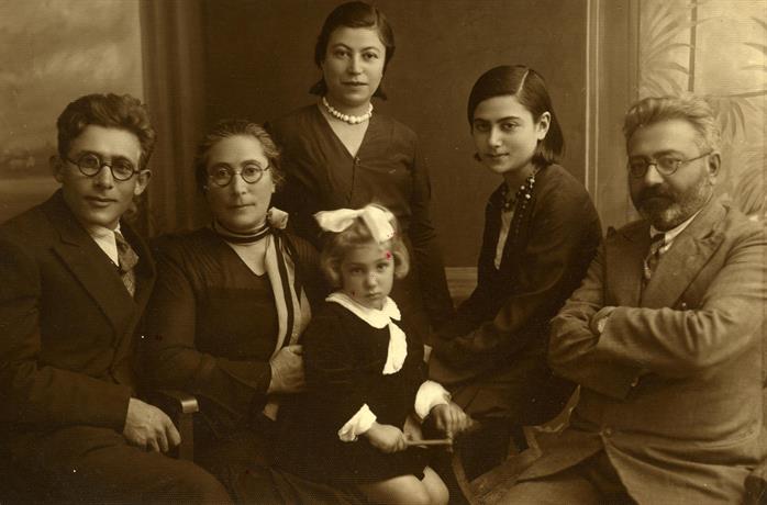 משפחת שרירא, תל אביב, ארץ ישראל, 1937 משפחת שרירא, תל אביב, ארץ ישראל, 1937