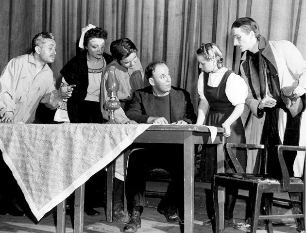 סצינות ממחזה על מלחמת העולם השניה, ארה"ב 1950 בקירוב סצינות ממחזה על מלחמת העולם השניה, ארה"ב 1950 בקירוב
