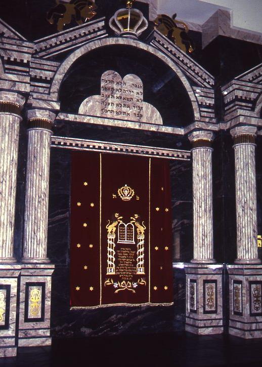 ארון הקודש, בית הכנסת ע"ש יצחק גולדשטיין,  קרית צאנז,  נתניה, ישראל, שנות ה-1990
