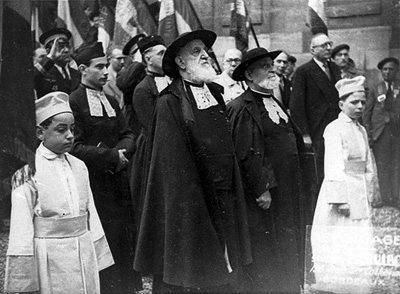 Rabbi Isaie Schwartz, Chief Rabbi of France, with Rabbi Joseph Cohen, Chief Rabbi of Bordeaux, at the ceremony in memory of Holocaust victims. Synagogue of Bordeaux, 1949. The Oster Visual Documentation Center, ANU – Museum of the Jewish People. Courtesy of Sarah Cohen, France