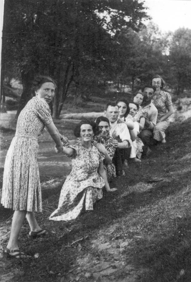 צעירים וצעירות משתובבים, ז'רקי, פולין, 1939-1937