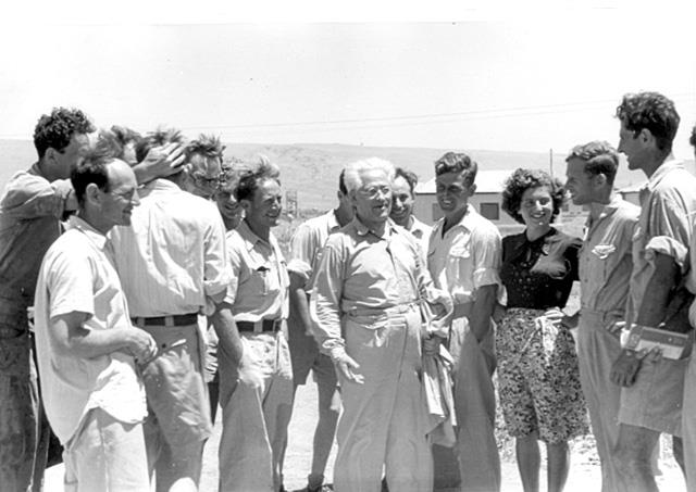 אברהם הרצפלד (1973-1891) מנהיג מפא"י, בחברת צעירים, ישראל, שנות ה-1950 אברהם הרצפלד (1973-1891) מנהיג מפא"י, בחברת צעירים, ישראל, שנות ה-1950