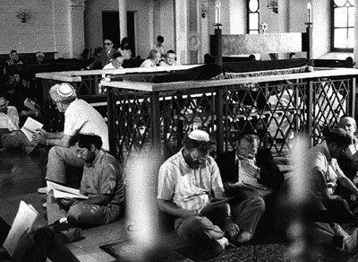 Tisha’a Be’Av at the Nozyk Synagogue, Warsaw, 1986 Photo: Jerzy Budziszewski The Oster Visual Documentation Center, ANU - Museum of the Jewish People. Courtesy of Jerzy Budziszewski Collection, Israel