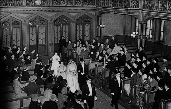 Wedding ceremony at the Great Synagogue of Stockholm, April 8, 1951. The Oster Visual Documentation Center, ANU - Museum of the Jewish People. Courtesy of Alex Zielony, Israel
