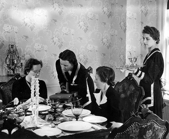 פליטות עוברות הכשרה לעבוד במלצרות, ארה"ב, 1941 פליטות עוברות הכשרה לעבוד במלצרות, ארה"ב, 1941