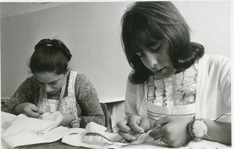 נערות בשיעור תפירה, ירושלים, ישראל, שנות ה-1960