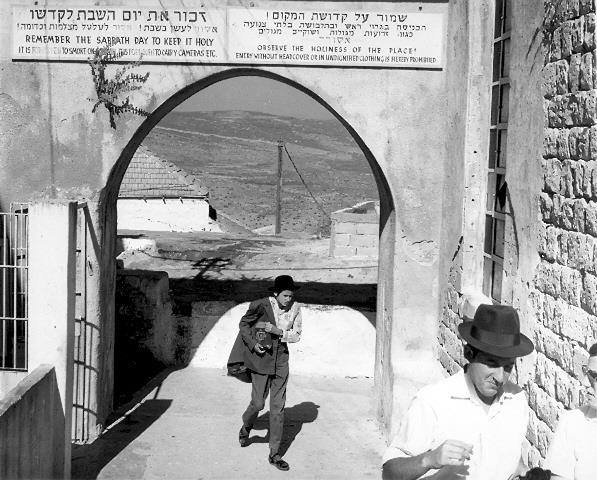צעיר יוצא מאחד מבתי הכנסת של צפת, 1950 בקירוב