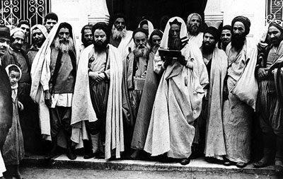 Rabbis at the entrance of El Ghriba synagogue, Tunisia, 1940’s. The Oster Visual Documentation Center, ANU – Museum of the Jewish People. Courtesy of Charles Hadad, France