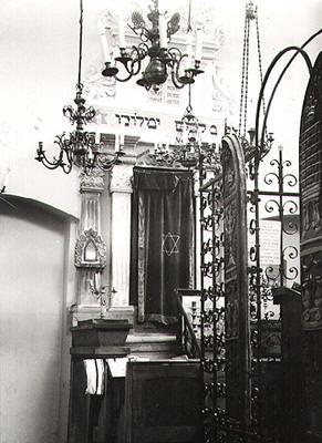 Doors of the bimah in the Remuh Synagogue, 1979. The Oster Visual Documentation Center, ANU - Museum of the Jewish People. Courtesy Isaiah Weinberg, Israel