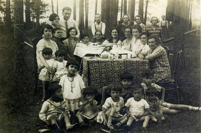 משפחת יופה מארחת בני משפחה מארה"ב, יאנובה, ליטא, 1929