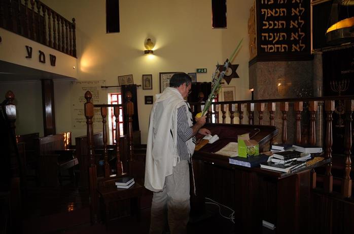 יעקב בריל מברך על הלולב והאתרוג בבית הכנסת "בית אליהו", בלמונטה, פורטוגל, סוכות 2009 יעקב בריל מברך על הלולב והאתרוג בבית הכנסת "בית אליהו", בלמונטה, פורטוגל, סוכות 2009