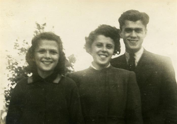 יעקב, חנה, ובתיה יופה, קובנה, ליטא, 1945