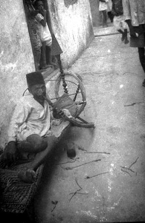 יהודי מעשן נרגילה בפתח ביתו, עדן 1948