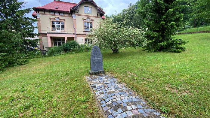 אנדרטה באתר שבו עמד בית הכנסת, טרוטנוב, צ'כיה, 2023