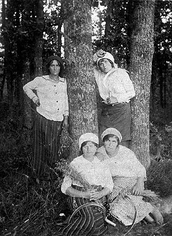 In the Fields at Yaacov Libo Farm Pinsk Region, Russia, 1916/17