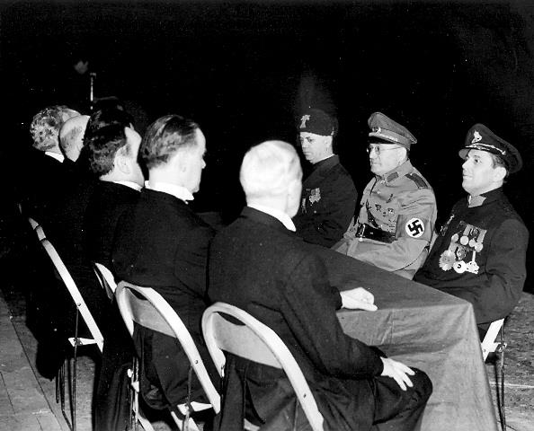סצינות ממחזה על מלחמת העולם השניה, ארה"ב 1950 בקירוב סצינות ממחזה על מלחמת העולם השניה, ארה"ב 1950 בקירוב