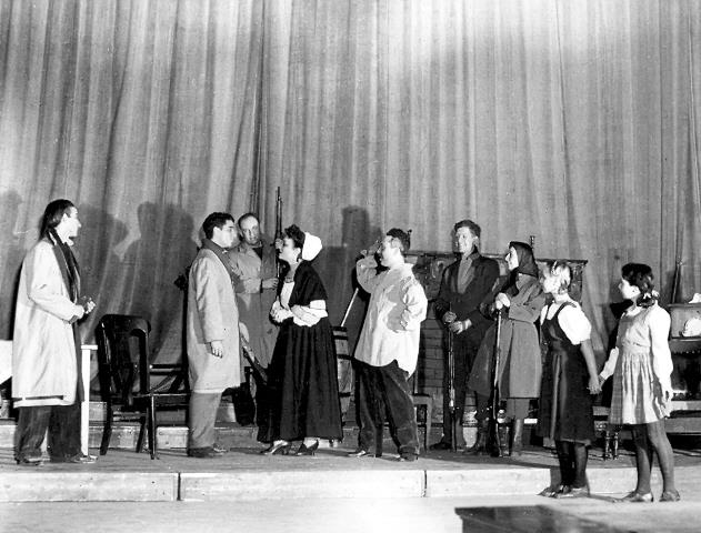 סצינות ממחזה על מלחמת העולם השניה, ארה"ב 1950 בקירוב סצינות ממחזה על מלחמת העולם השניה, ארה"ב 1950 בקירוב