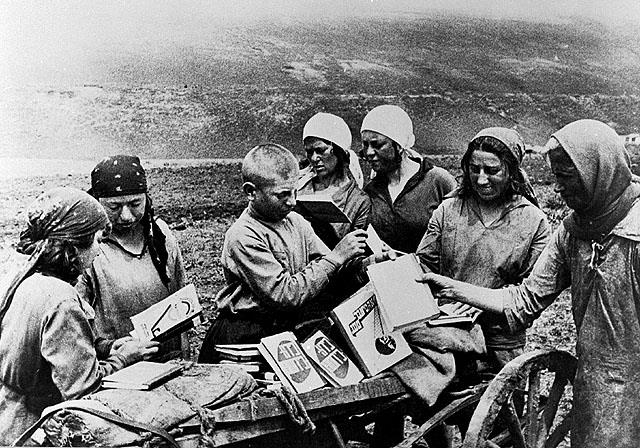 חלוקת ספרים בקולחוז 'שטערן', חצי האי קרים, ברית המועצות, 1930 בקירוב