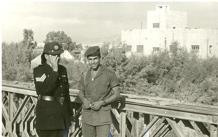 חייל ישראלי ושוטר ירדני על גשר אלנבי, 1968-1967 חייל ישראלי ושוטר ירדני על גשר אלנבי, 1968-1967