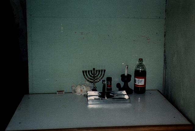 חנוכיה ותיבת בשמים בביתם של אנוסים, בלמונטה, פורטוגל, 1990