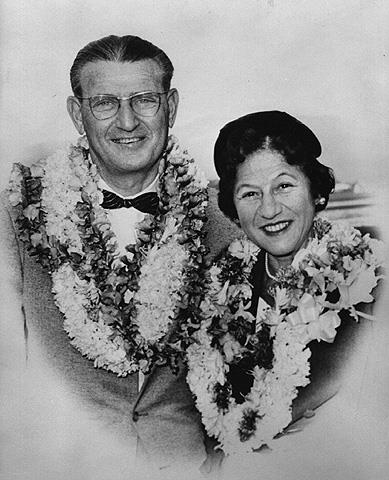 Rabbi Maurice Eisendrath and his wife arriving to Honolulu, Hawaii, USA, 1950